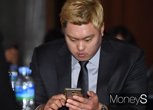 [머니S포토] 류현진 '스포츠인권 선서문 작성'