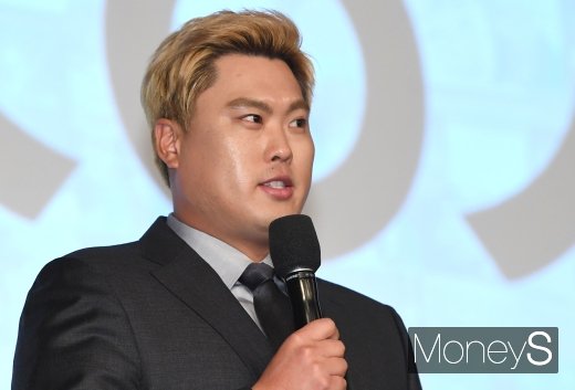 [머니S포토] 류현진 '예비 딸바보 아빠'