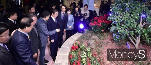 [머니s포토] '태양의 정원' 설명 듣는 박원순 시장