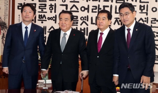 이인영 더불어민주당 원내대표(왼쪽부터) 문희상 국회의장, 심재철 자유한국당 원내대표, 오신환 바른미래당 원내대표. /사진=뉴시스 