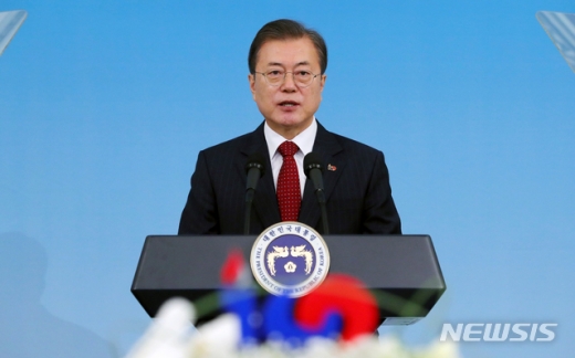 문재인 대통령이 13일 청와대 영빈관에서 열린 3·1운동 및 대한민국 임시정부 수립 100주년 기념사업추진위원회 초청 오찬에 참석해 발언하는 모습. /사진=뉴시스  