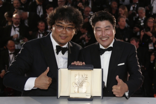 봉준호 감독과 배우 송강호가 지난 5월 칸 국제영화제에서 황금종려상을 수상한 후 포즈를 취하고 있다. /사진=로이터