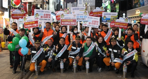 하이트진로가 지난 12일, 부산시 부전 시장 및 서면 일대에서 상가의 화재 취약계층을 위한 소방안전캠페인을 진행했다. 이 날 행사에는 하이트진로 김인규 대표(첫째줄 오른쪽에서 네번째), 변수남 부산소방본부장(첫째줄 오른쪽에서 다섯번째) 등 120여 명이 참석했다.