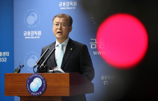 정성웅 금융감독원 부원장보가 13일 오전 서울 여의도 금융감독원에서 통화옵션계약(키코) 관련 금융분쟁조정위원회 개최결과를 발표하고 있다. /사진=뉴시스