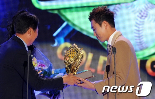 KIA 타이거즈 투수 윤석민이 지난 2011년 12월 서울 대치동 SETEC에서 열린 2011 골든 글러브 시상식서 투수상을 수상하고 있다. /사진=뉴스1