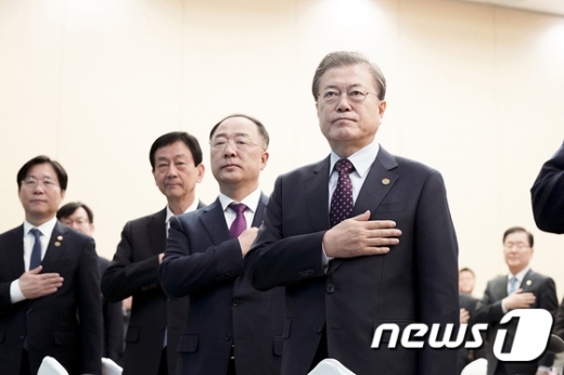 문재인 대통령이 12일 오전 부산에서 열린 국무회의에서 국민의례를 하고 있다. 왼쪽부터 성윤모 산업통상자원부 장관, 진영 행정안전부 장관, 홍남기 경제부총리 겸 기획재정부 장관, 문 대통령. /사진=뉴스1