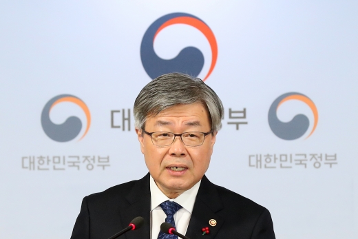 이재갑 고용노동부 장관이 11일 서울 종로구 정부서울청사에서 중소기업 주52시간제 시행을 위한 보완 대책을 발표하고 있다. / 사진=뉴시스 전신 기자