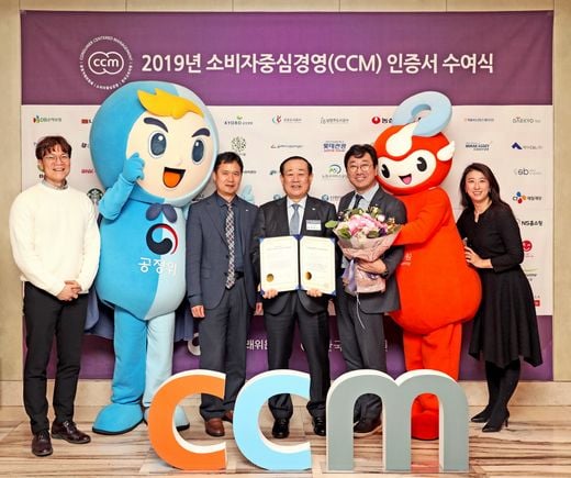 / 2019년 소비자중심경영(CCM) 인증서 수여식에 참석한 황재복 ㈜파리크라상 대표이사 (왼쪽에서 세번째) (제공=파리크라상)