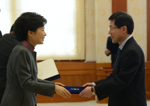 박근혜 전 대통령으로부터 임명장을 받는 윤 전 차관. /사진=뉴스1