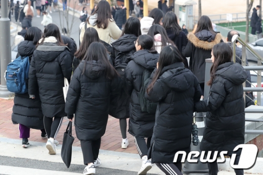  롱패딩을 입은 학생들. /사진=뉴스1