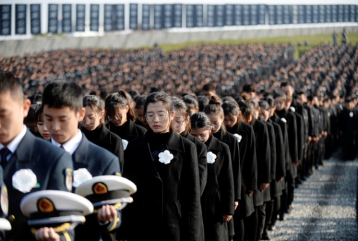 중국 시민들이 13일 장쑤성 난징시 난징대학살 희생자 기념관에서 열린 난징대학살 82주년 추모행사에서 묵념하고 있다. /사진=로이터