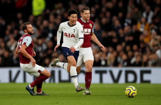 지난 8일 영국 런던 토트넘 홋스퍼에서 열린 2019-2020시즌 EPL 16라운드 경기에서 번리를 상대로 '역대급 골'을 터뜨린 손흥민(가운데). /사진=로이터