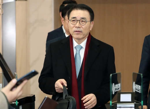 차기 회장 최종 후보로 선정된 조용병 신한금융지주 회장이 13일 오후 서울 중구 신한은행 본점을 나서고 있다. /사진=뉴스1