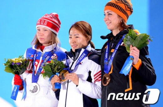 2014년 소치 동계 올림픽에서 열린 스피드스케이팅 여자 500m 종목에서 2연패를 달성했던 이상화(가운데). /사진=뉴스1