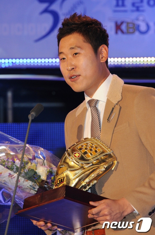 KIA 타이거즈 투수 윤석민이 지난 2011년 12월 열린 당해 골든글러브 시상식에서 투수상을 받은 뒤 소감을 밝히고 있다. /사진=뉴스1 DB