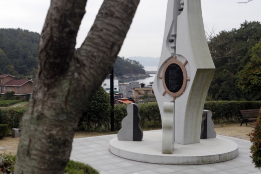 경남 창원 진해구 삼포로 가는 길 노래비와 삼포마을. /사진=한국관광공사