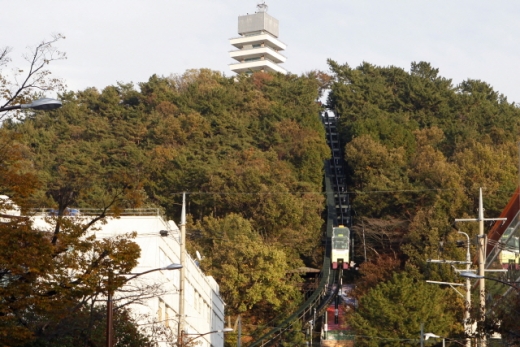 진해탑과 제황산공원 모노레일카. /사진=한국관광공사