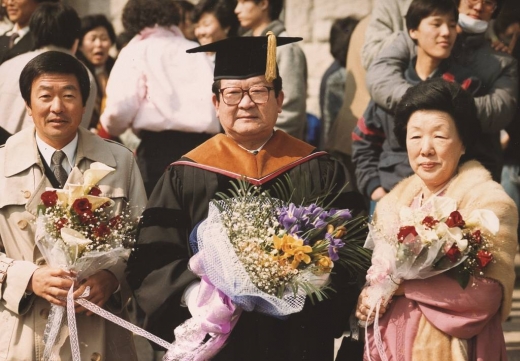 1986년 구자경 명예회장(가운데)의 고려대 명예 경제학박사 학위 수여식. / 사진제공=LG
