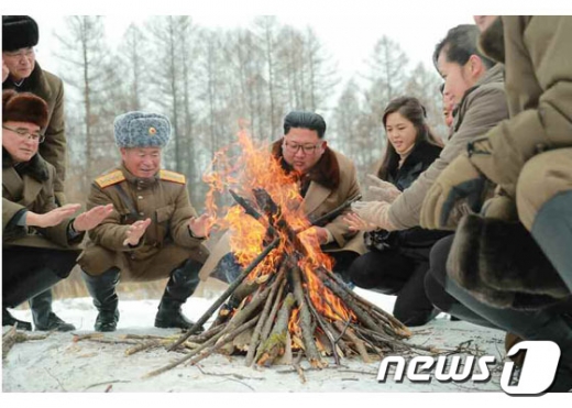  4일 노동신문이 공개한 김정은 위원장과 리설주 여사./사진 <노동신문=뉴스1>