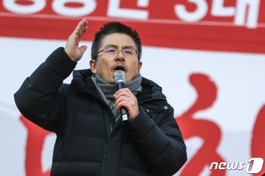 황교안 자유한국당 대표가 14일 오후 서울 세종문화회관 앞에서 열린 '文 정권 국정농단 3대 게이트 규탄대회'에서 발언을 하고 있다. /사진=뉴스1DB