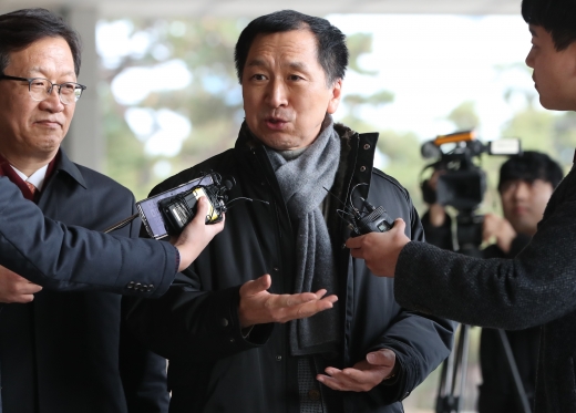 김기현 전 울산시장이 15일 검찰에 출석하며 자신의 입장을 밝히고 있다. /사진=뉴스1