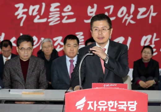 황교안 자유한국당 대표가 15일 국회에서 기자간담회를 열고 문재인 정부에 대항해 국민들이 일어서 달라고 당부했다. /사진=뉴스1