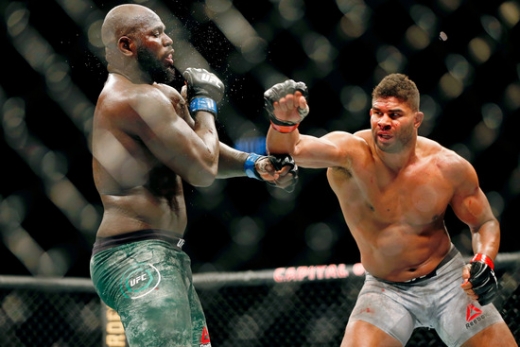 12월8일 열린 ‘UFC Fight Night 워싱턴(이하 UFN 워싱턴)’에서 알리스타 오브레임과 자이르지뉴 로젠스트루이크가 대결했다©로이터