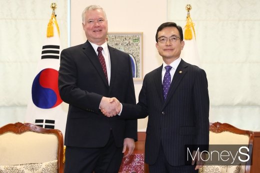 [머니S포토] 악수 나누는 조세영 차관과 비건 대표