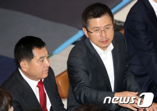 황교안 자유한국당 대표(오른쪽)와 심재철 원내대표가 16일 서울 여의도 국회 본회의장앞에서 열린 최고위원회의에서 대화하고 있다. /사진=뉴스1