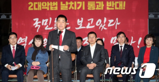 심재철 자유한국당 원내대표가 16일 서울 여의도 국회 본회의장앞에서 열린 최고위원회의에서 모두발언을 하고 있다. /사진=뉴스1