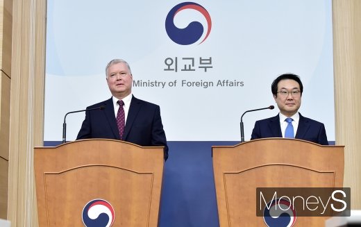 [머니S포토] 이도훈-비건, 대북 메시지 발표