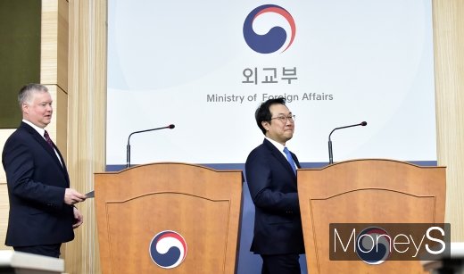 [머니S포토] 브리핑실 들어서는 이도훈-스티븐 비건