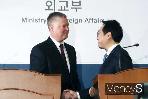 [머니S포토] 회견 후 악수 나누는 이도훈-스티븐 비건