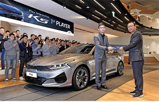 기아자동차가 16일 압구정 비트에서 K5 1호차 전달식을 가졌다./사진=기아차 