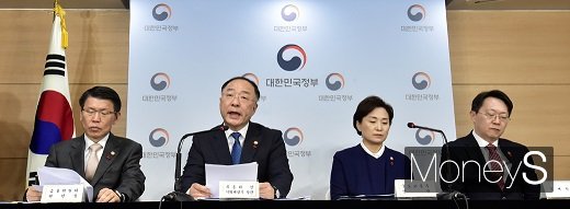 홍남기 부총리(왼쪽에서 두번째)가 16일 '주택시장 안정화방안'을 발표하고 있다. /사진=임한별 기자