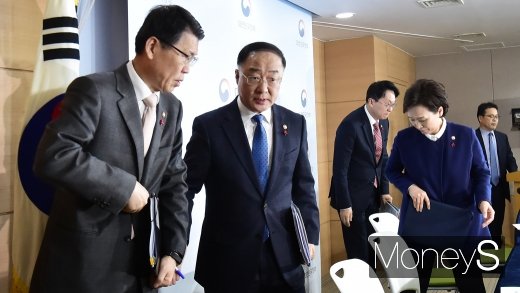 [머니S포토] 정부 