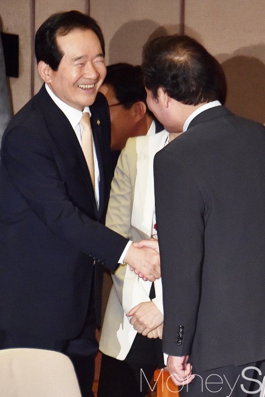 정세균 전 국회의장(왼쪽)과 이낙연 국무총리가 지난해 5월15일 서울 여의도 국회에서 열린 추가경정예산(추경)안에 대한 정부의 시정연설 당시 악수를 나누고 있다. /사진=임한별 기자