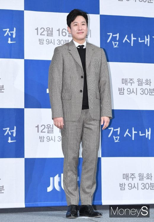 [머니S포토] '검사내전' 이선균, 멋진 10년차 검사 비주얼