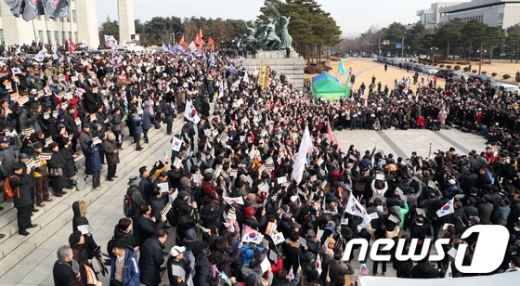 16일 서울 여의도 국회 본관 계단에서 열린 자유한국당 공수처법 선거법 날치기 저지 규탄대회에서 참석자들이 구호를 외치고 있다. /사진=뉴스1