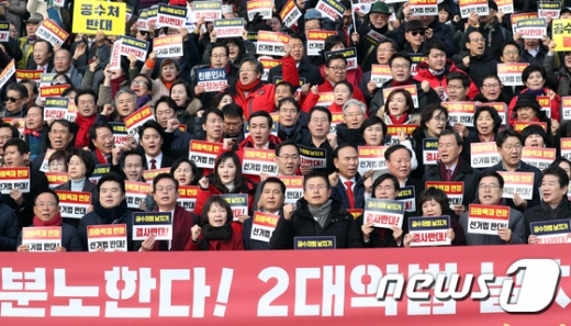 황교안 자유한국당 대표, 심재철 원내대표 등이 16일 서울 여의도 국회 앞에서 열린 한국당의 '공수처법 선거법 날치기 저지 규탄대회'에서 참석자들과 구호를 외치고 있다. /사진=뉴스1