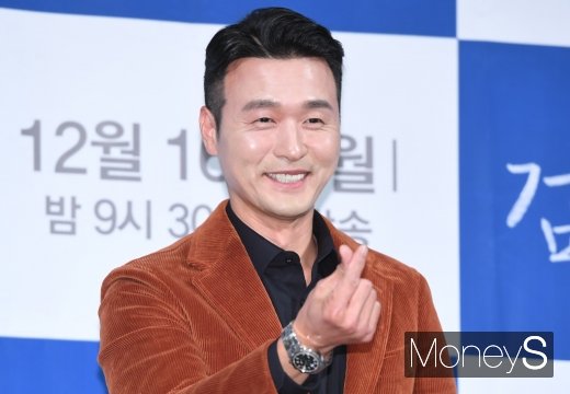 [머니S포토] 이성재, 손가락 하트 발사