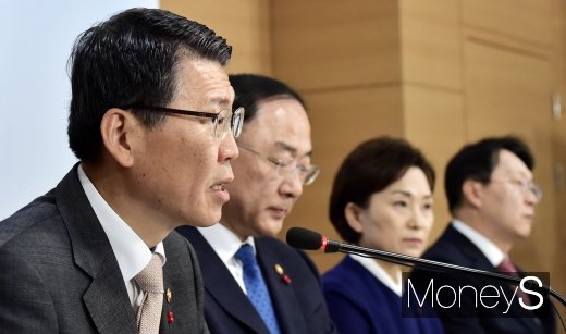 은성수 금융위원장이 16일 정부서울청사에서 ‘주택시장 안정화 방안’을 발표하고 있다./사진=임한별 기자