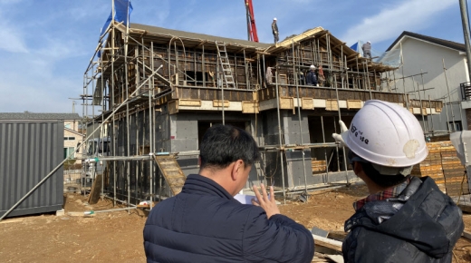 재능기부에 나선 한 건축전문가가 현장을 점검하고 있다. /사진제공=파주시