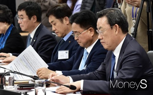 [머니S포토] '주택시장 안정화' 정부정책 경청하는 금융권