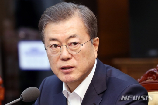 문재인 대통령이 16일 오후 청와대 여민관에서 열린 수석·보좌관회의에 참석해 모두발언을 하고 있다. /사진=뉴스1