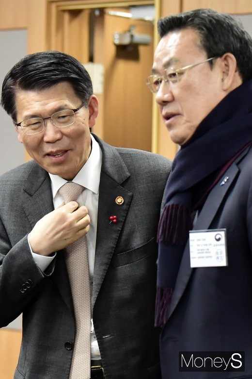 [머니S포토] 주택시장 안정화 금융권 간담회, 대화 나누는 은성수·김태영