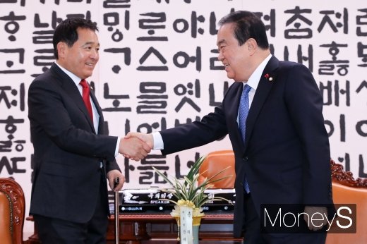 심재철 자유한국당 원내대표(왼쪽)가 지난 9일 신임 원내대표에 당선된 뒤 국회에서 문희상 국회의장과 악수를 나누고 있다. /사진=임한별 기자