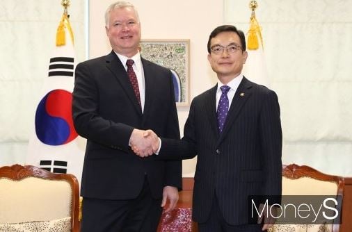 조세영 외교부 1차관(오른쪽)과 스티븐 비건 미국 국무부 대북정책특별대표가 16일 서울 종로구 외교부 청사 접견실에서 악수하고 있다. /사진=임한별 기자