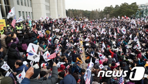 자유한국당 의원 및 당원, 지지자들이 16일 서울 여의도 국회 본관 앞에서 패스트트랙 법안 날치기 저지 규탄대회'를 열고 있다. /사진=뉴스1