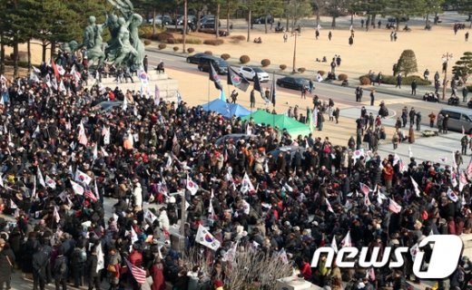 자유한국당 의원 및 당원, 지지자들이 16일 서울 여의도 국회 본청 앞에서 열린 '패스트트랙 날치기 저지 규탄대회'에 참석해 국회 진입을 시도하고 있다. /사진=뉴스1